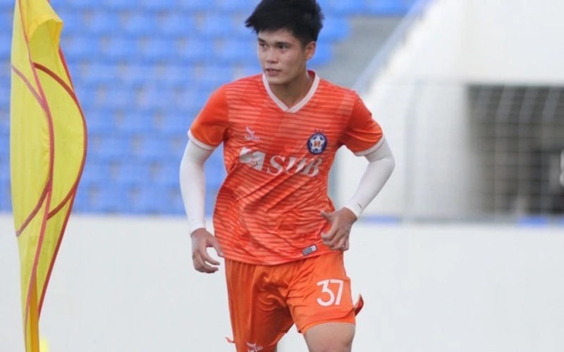 Lục Xuân Hưng sở hữu hình thể nổi bật trong thế hệ bóng đá Việt Nam 
